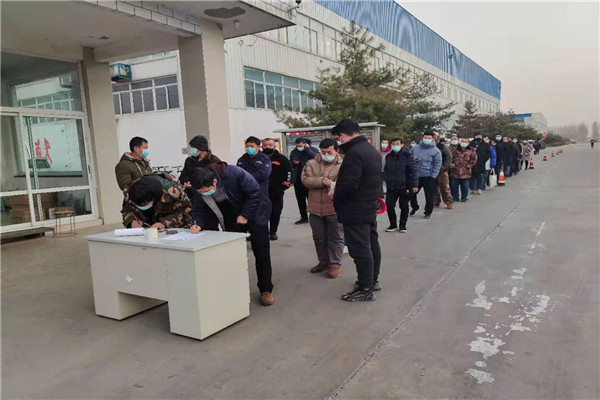 興邦管道登記體溫，進(jìn)出廠區(qū)